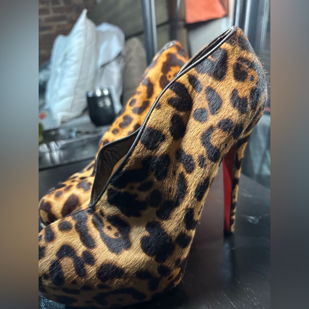 Christian Louboutin Leopard Print Women's Shoes - Picture 8 of 11